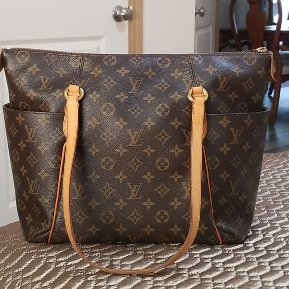 Louis Vuitton Handbags - Totally MM (discontinued) 9 yrs.old
